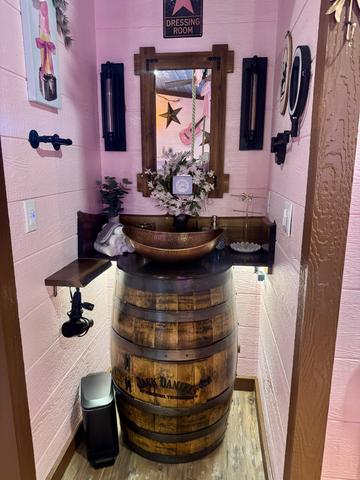 CUSTOM JACK DANIEL'S VANITY SINK - MAGNIFYING MAKE UP MIRROR - HAIR DRYER - LUXURY LINENS AND TOILETRIES ARE PROVIDED