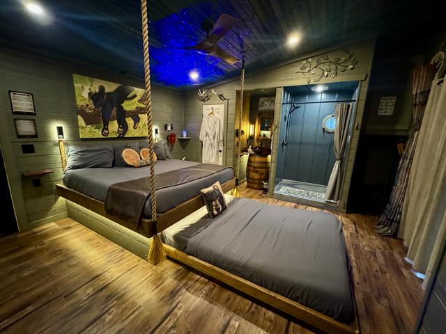 KING BED WITH SECRET ROLL OUT QUEEN - LUXURY LINENS PROVIDED - TREE-MENDOUS FUN TREEHOUSE - SANCTUARY TREEHOUSE RESORT