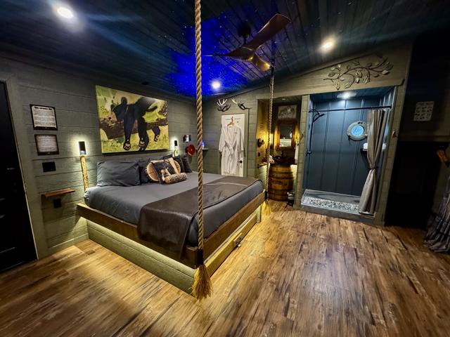 TREE-MENDOUS FUN TREEFORT TREEHOUSE - SLEEPS 6 - WOODED VIEW - SANCTUARY TREEHOUSE RESORT IN THE SMOKY MOUNTAINS