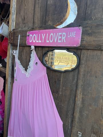 DO YOU LOVE DOLLY PARTON? LOOK FOR HER CLOSET (GREAT PHOTO OPPORTUNITY) ON THE 1-MILE SCAVENGER HUNT INCLUDED WITH YOUR STAY