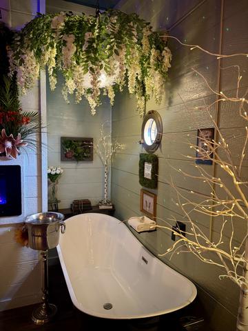 INDOOR CLAWFOOT SLIPPER TUB - TOWEL WARMER - PORT HOLE WINDOW - CHAMPAGNE BUCKET - DRINK CHUTE - LED INDOOR FIREPLACE - BUBBLE BATH & LUXURY LINENS PROVIDED