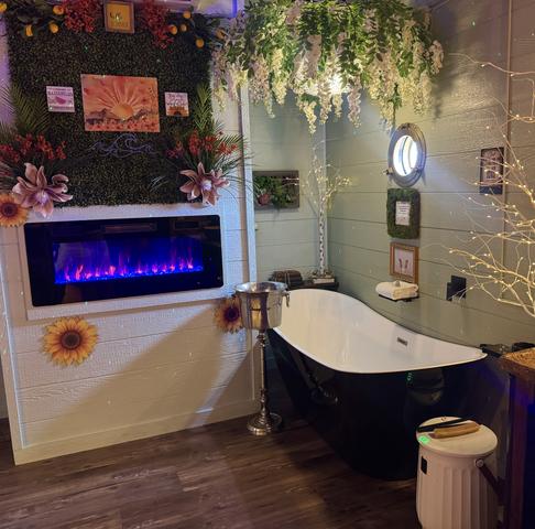 INDOOR CLAWFOOT SLIPPER TUB - LED FIRE PLACE - TOWEL WARMER - DRINK CHUTE - CHAMPAGNE BUCKET - PORT HOLE WINDOW - ACCENT LIGHTING - BUBBLE BATH AND LUXURY LINENS PROVIDED