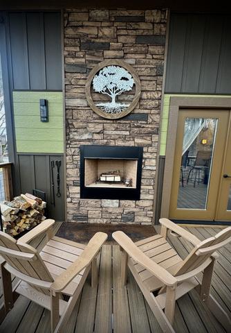 UPPER DECK - WOOD BURNING FIREPLACE - ADIRONDACK CHAIRS - UNLIMITED FIREWOOD - FIRE STARTER KIT - OUTDOOR BLANKETS PROVIDED