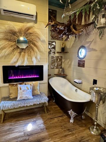 INDOOR CLAW FOOT SLIPPER TUB - CHAMPAGNE BUCKET - TOWEL WARMER - DRINK CHUTE TO LOWER DECK - LED FIREPLACE - LUXURY LINENS & BUBBLE BATH SOAP PROVIDED