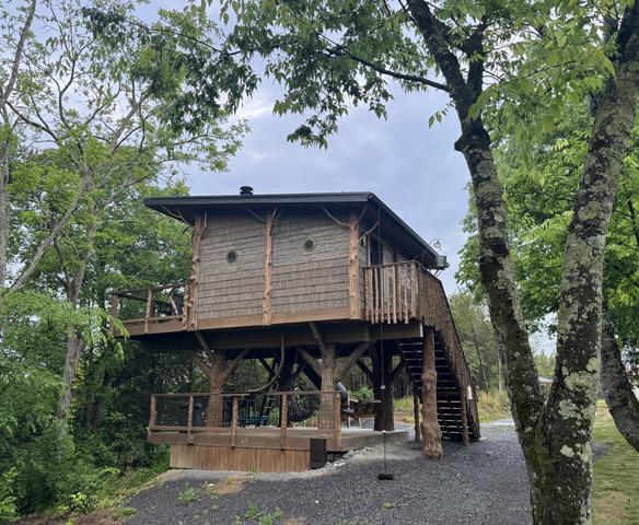 CHASING FIREFLIES TREE FORT TREEHOUSE - CONVENIENT TO PIGEON FORGE, DOLLYWOOD, AND GATLINBURG