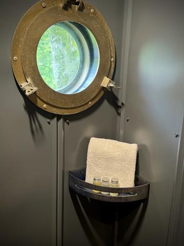 PORT HOLE SHOWER WINDOW - LUXURY LINENS AND TOILETRIES PROVIDED