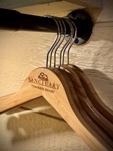 GUEST HANGERS - CLOSET AND DRAWERS - LUGGAGE RACK