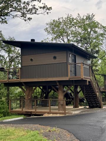 DON'T STOP BE-LEAFING TREEHOUSE - SLEEPS 6 - WOODED VIEW