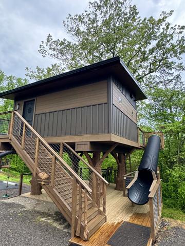 DON'T STOP BE-LEAFING TREEHOUSE - SLEEPS 6 - WOODED VIEW