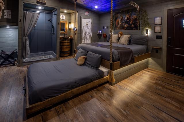 SQUIRRELS GONE WILD TREE FORT TREEHOUSE - SLEEPS UP TO 6 - WOODED VIEW