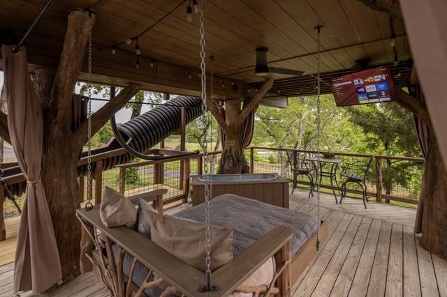 LOWER DECK AT HONEY HOLE LUXE TREEHOUSE - SANCTUARY TREEHOUSE RESORT