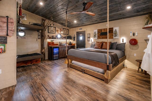 GOOD OLE ROCKY TOP TREE FORT TREEHOUSE - SANCTUARY TREEHOUSE RESORT - SLEEPS 6 - WOODED VIEW