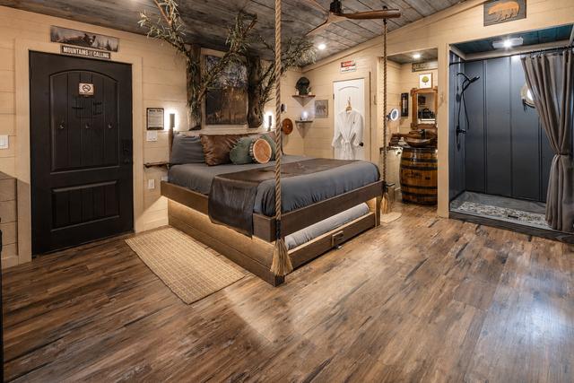 THE OPEN TREETOP ROOM - KING BED, WHISKEY BARREL ACCENTS, AND WOOD FLOORS THROUGHOUT