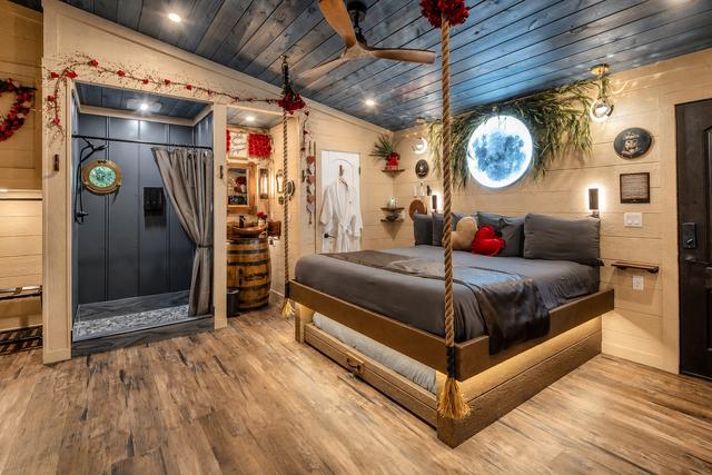 OWL ALWAYS LOVE YOU TREE FORT TREEHOUSE - SLEEPS 6 - WOODED VIEW - SANCTUARY TREEHOUSE RESORT