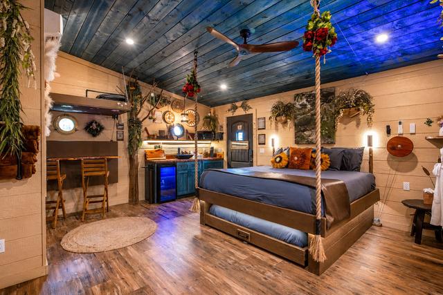 AMONG THE WILDFLOWERS TREE FORT TREEHOUSE - SANCTUARY TREEHOUSE RESORT - SLEEPS 6 - WOODED VIEW