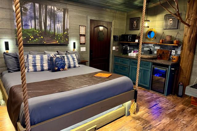 CHASING FIREFLIES TREE FORT TREEHOUSE - SLEEPS 6 - WOODED VIEW - SANCTUARY TREEHOUSE RESORT