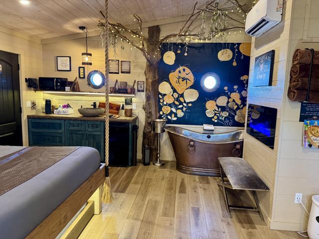 HONEY HOLE LUXE TREEHOUSE - SANCTUARY TREEHOUSE RESORT