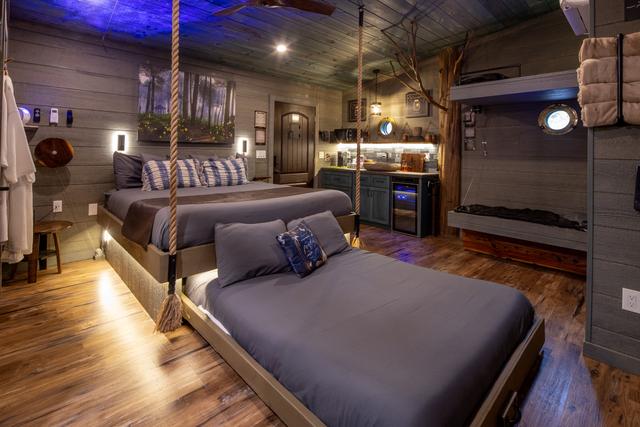 ROPE SUSPENDED KING BED - SECRET ROLL OUT QUEEN - KITCHENETTE - SLEEPS 6 - WOODED VIEW