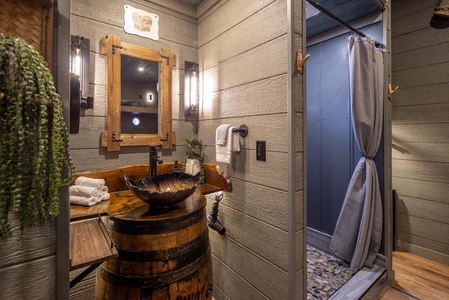 2 JACK DANIEL'S WHISKEY BARREL CUSTOM SINKS - 2 MAKE UP MIRRORS - 2 HAIR DRYERS - 2 MAKE UP TOWELS - LUXURY LINENS & TOILETRIES PROVIDED