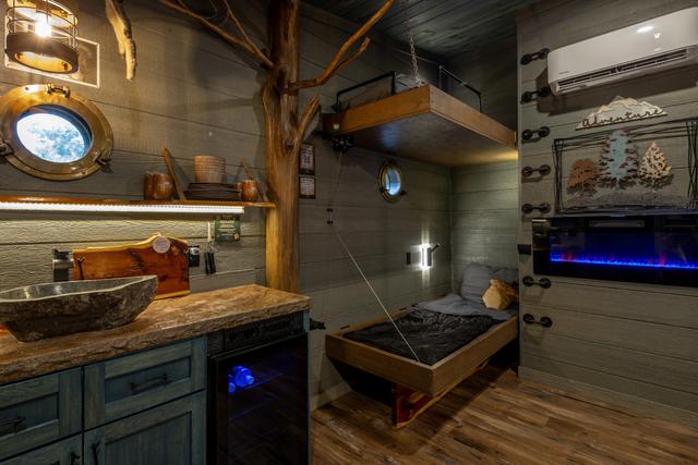 DOUBLE BUNKS - LED FIREPLACE - PORT HOLE WINDOWS - READING LIGHTS - USB PORTS - LUXURY LINENS & SLEEPING BAGS PROVIDED