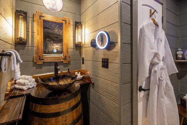 JACK DANIEL'S CUSTOM MADE IN HOUSE VANITY SINK - MAGNIFYING MIRROR - HAIR DRYER - LUXURY LINENS AND TOILETRIES ARE PROVIDED