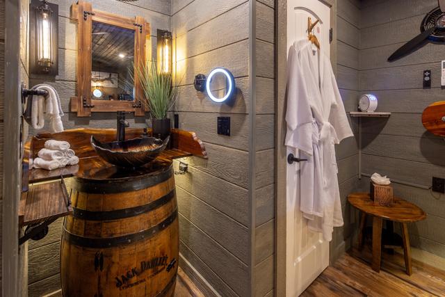 JACK DANIEL'S CUSTOM MADE IN HOUSE WHISKEY BARREL VANITY SINK - MAGNIFYING MIRROR - MAKE UP TOWEL/LUXURY LINENS/TOILETRIES PROVIDED