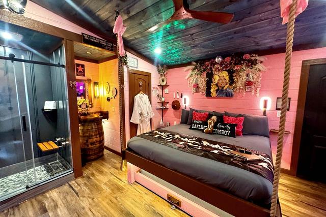PARTON MY MOUNTAINS LUXE TREEHOUSE - SLEEPS 4 - WOODED VIEW - SANCTUARY TREEHOUSE RESORT
