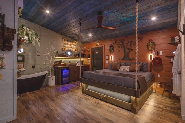 THE FOUR TREE-SON'S LUXE TREEHOUSE - SLEEPS 4 - WOODED VIEW - SANCTUARY TREEHOUSE RESORT IN THE SMOKY MOUNTAINS
