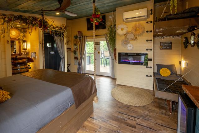 AMONG THE WILDFLOWERS TREE FORT TREEHOUSE - SANCTUARY TREEHOUSE RESORT - SLEEPS 6 - WOODED VIEW