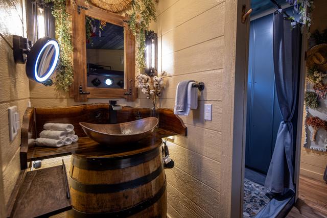 CUSTOM MADE JACK DANIEL'S VANITY SINK - HAIR DRYER - MAGNIFYING MAKE UP MIRROR - MAKE UP CLEANING CLOTH - LUXURY LINENS & TOILETRIES ARE PROVIDED
