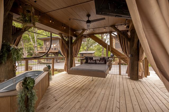 LOWER DECK AT TREE-T-MENT CENTER LUXE TREEHOUSE - SANCTUARY TREEHOUSE RESORT - SMOKY MOUNTAINS