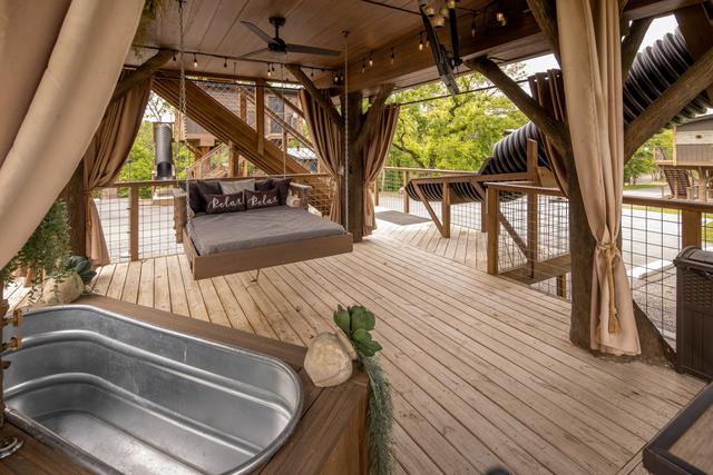 LOWER DECK - TREE-T-MENT CENTER LUXE TREEHOUSE - SANCTUARY TREEHOUSE RESORT - SMOKY MOUNTAINS 