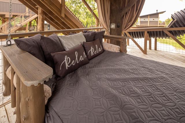 LOWER DECK - TREE-T-MENT CENTER LUXE TREEHOUSE - SANCTUARY TREEHOUSE RESORT - SMOKY MOUNTAINS 
