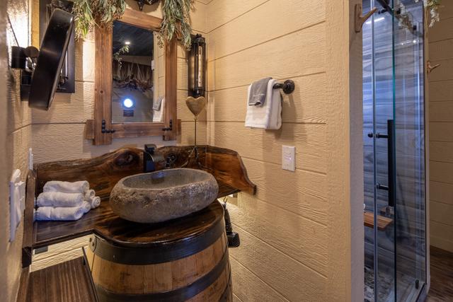 CUSTOM JACK DANIEL'S WHISKEY BARREL SINK - MAGNIFYING MIRROR - HAIR DRYER - LUXURY LINENS AND TOILETRIES ARE PROVIDED