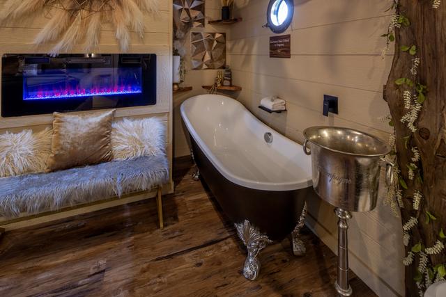 CHAMPAGNE COOLER - CLAWFOOT SLIPPER TUB - FULL BIDET TOILET SYSTEM - LED FIREPLACE - BUBBLE BATH, LUXURY LINENS, AND TOILETRIES ARE PROVIDED