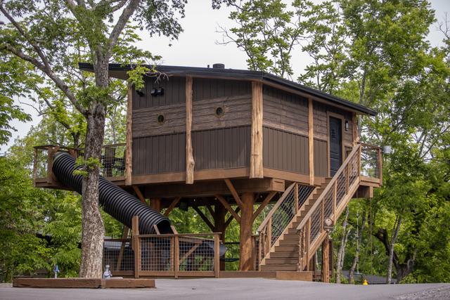 GOOD OLE ROCKY TOP TREE FORT TREEHOUSE - SANCTUARY TREEHOUSE RESORT - SLEEPS 6 - WOODED VIEW