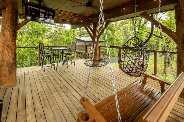 LOWER DECK - GOOD OLE ROCKY TOP TREE FORT TREEHOUSE - SANCTUARY TREEHOUSE RESORT