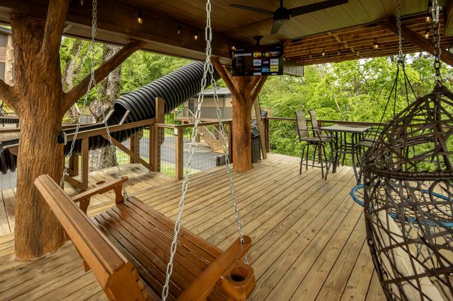 LOWER DECK - GOOD OLE ROCKY TOP TREE FORT TREEHOUSE - NOT YOUR ORDINARY STAY - SKIP THE USUAL CABIN OR HOTEL IN THE SMOKIES AND HAVE A TREEHOUSE "EXPERIENCE!"