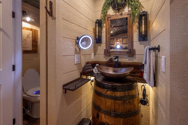 JACK DANIEL'S CUSTOM MADE IN HOUSE WHISKEY BARREL VANITY SINK - MAGNIFYING MIRROR - HAIR DRYER - LUXURY LINENS & TOILETRIES PROVIDED