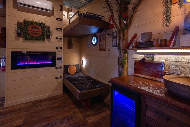 DOUBLE BUNKS - LED FIREPLACE - USB PORTS - PORT HOLE WINDOWS - READING LIGHTS - DRINK CHUTE - MORNING WOOD TREE FORT TREEHOUSE - WOODED VIEW - SLEEPS 6