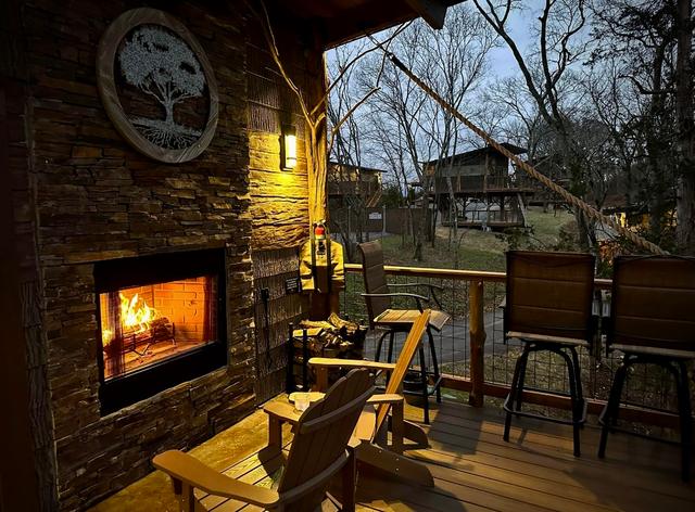 UPPER DECK - WOOD BURNING FIREPLACE - UNLIMITED FIREWOOD - ADIRONDACK CHAIRS - COMPLIMENTARY FIRE STARTER KIT - BAR TOP SEATING FOR 4