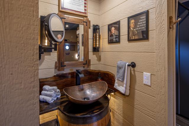 CUSTOM JACK DANIEL'S WHISKEY BARREL SINK - MAGNIFYING MIRROR - HAIR DRYER - LUXURY LINENS AND TOILETRIES ARE PROVIDED