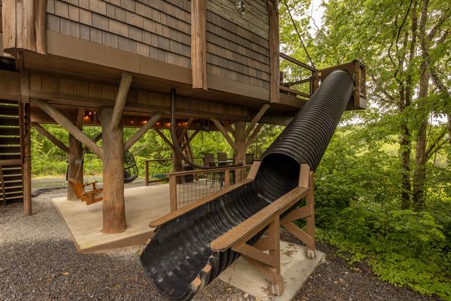20-FOOT SLIDE - TREE-MENDOUS FUN TREE FORT TREEHOUSE - SANCTUARY TREEHOUSE RESORT