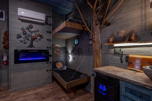 DOUBLE BUNKS - LED FIREPLACE - LUXURY LINENS & SLEEPING BAGS PROVIDED