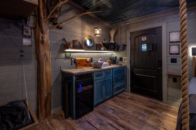 STOCKED KITCHENETTE - KEURIG COFFEE MAKER + COMPLIMENTARY K-CUPS/SNACKS/BOTTLED WATER/MICROWAVE/DRINK CHUTE/SINK/MINI FRIDGE/HOT CHOCOLATE/VARIETY OF TEAS AND MORE...