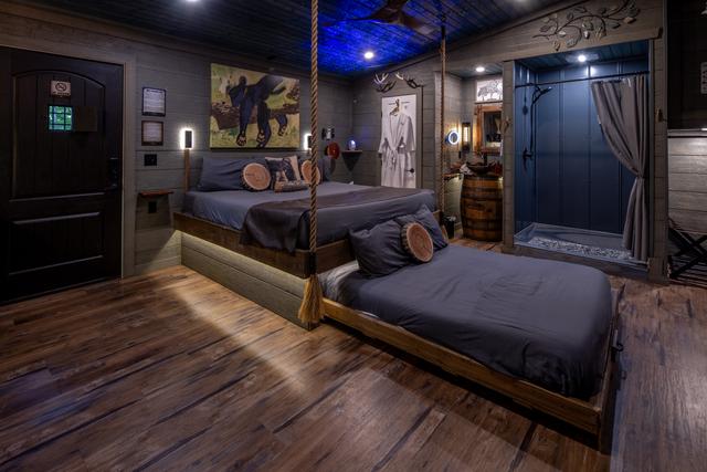 KING BED WITH SECRET ROLL OUT QUEEN - LUXURY LINENS PROVIDED - TREE-MENDOUS FUN TREEHOUSE - SANCTUARY TREEHOUSE RESORT