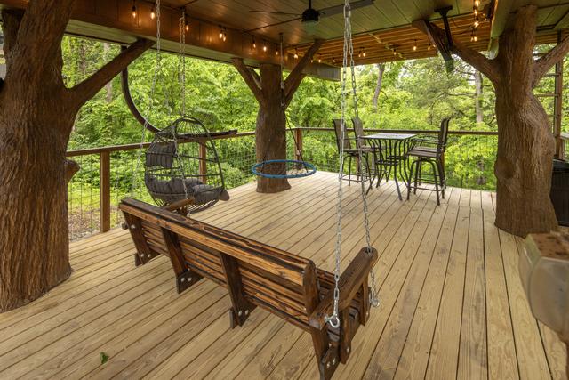 LOWER DECK - OWL ALWAYS LOVE YOU TREE FORT TREEHOUSE - SLEEPS 6 - WOODED VIEW