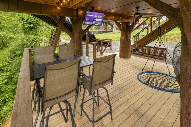 LOWER DECK - OWL ALWAYS LOVE YOU TREE FORT TREEHOUSE - SLEEPS 6 - WOODED VIEW