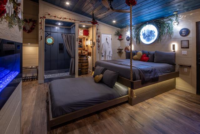 KING BED WITH SECRET ROLL OUT QUEEN - OWL ALWAYS LOVE YOU TREEHOUSE - SLEEPS 6 - SANCTUARY TREEHOUSE RESORT