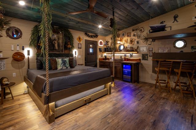 ROPE SUSPENDED KING BED - STOCKED KITCHENETTE - DRINK CHUTE - LUXURY LINEN IS PROVIDED